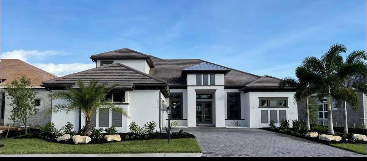 Outdoor lighting Lakewood Ranch front yard with palms, clean bed lines, and warm accent lighting